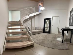 罗萨诺Villa Fiorentino的客厅里螺旋楼梯,配有书桌