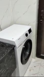 巴统Almare Batumi的浴室内提供白色洗衣机
