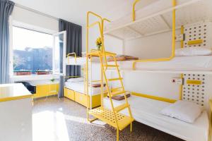 科莫科莫湖贝洛旅舍的双层床间设有两张双层床和梯子