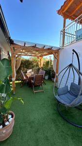 斯基亚索斯镇Del Sol Suites的一个带吊床和凉亭的庭院