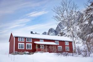 卡伯尔沃格Kalle i Lofoten的雪 ⁇ 山前的红谷仓