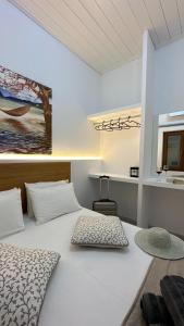 斯基亚索斯镇Del Sol Suites的卧室配有白色大床和水槽
