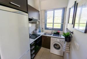 帕福斯2-bedroom apartment with pool的厨房配有洗衣机和洗衣机。