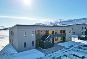 阿克雷里Beautiful apartment in Akureyri的雪地中的一座建筑