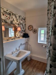 Saint-Amand-JartoudeixBon Chez Nous的一间带水槽和镜子的浴室