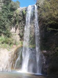 布拉恰诺La casa nel borgo的岩石峭壁边的瀑布