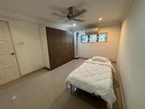 吉隆坡Central KL - Bangsar的一间卧室配有一张床和吊扇