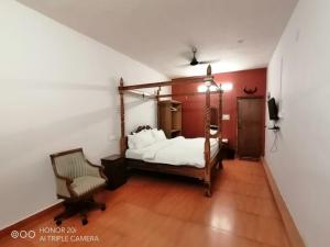 埃尔加德Vacation villa的一间卧室配有一张床和一把椅子