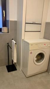 BenningenFerienhaus Allgäu Flughafen Memmingen的设有带洗衣机和烘干机的浴室。