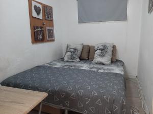 特拉维夫Beach Apartment的一张床上有两个枕头的房间