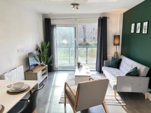 赫默尔亨普斯特德Luxury Canal-side Apartment, Hemel Hempstead, Free parking, Perfect for Contractors的客厅配有沙发和桌子