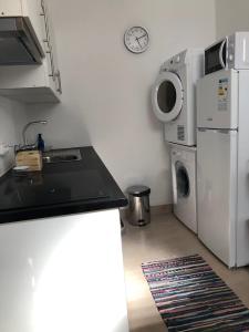 卡罗拉WelcomeBuddy - Uma Casa na Caloura - Blue & Beach的厨房配有冰箱和洗衣机。