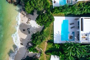 DikoniYcona Eco-Luxury Resort, Zanzibar的享有房子和海滩的空中景致