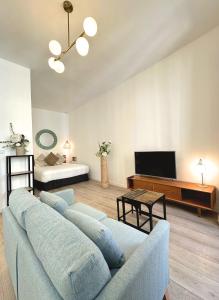 马赛旧港莱斯公寓酒店的客厅配有蓝色的沙发和床。