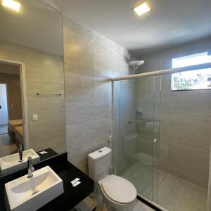 萨尔瓦多ONIX AGUAS CLARAS的浴室配有卫生间、盥洗盆和淋浴。