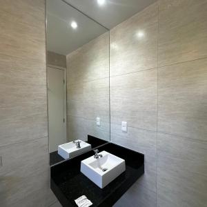 萨尔瓦多ONIX AGUAS CLARAS的浴室设有2个水槽和镜子