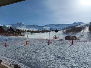 圣费朗索瓦-隆尚Appartement 6 personnes的雪覆盖的滑雪场,设有滑雪胜地
