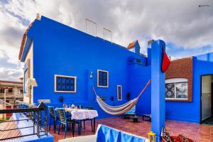 舍夫沙万沙万里亚德A＆B庭院旅馆的蓝色的房子,在庭院设有吊床