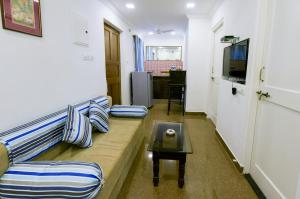 巴加2 Bedroom Apartment in Resort on Candolim Beach的客厅配有沙发和桌子