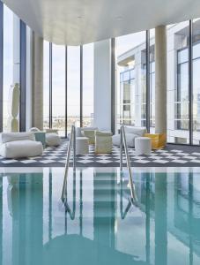 伦敦ARK Canary Wharf的景观酒店的游泳池