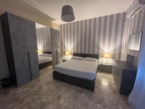 巴里安科拉巴西亚米住宿加早餐旅馆的一间卧室配有一张大床和两张床,铺有四柱床。