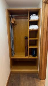 米德尔赫姆萨德尔之屋的衣柜,带刀的木柜