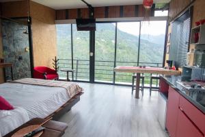 拉维加Magma "Eco Hotel Cabañas"的山景卧室 - 带1张床