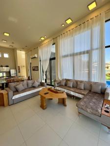 赫尔格达tawila t1-17 -5 bed room big villa的带沙发和咖啡桌的大型客厅