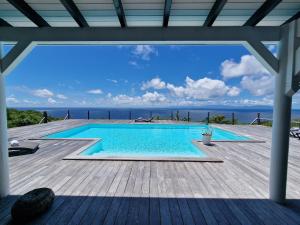 大博格Villa Horizon à Marie-Galante的海景甲板上的游泳池
