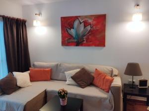 米哈斯科斯塔Coqueto apartamento en CalaHonda的客厅配有沙发和墙上的绘画