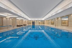 绍兴绍兴余坤喜来登酒店				的大楼内的大型游泳池