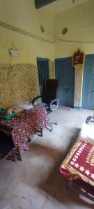 瓦拉纳西Sri Viswanatham Guest House的一间设有桌子和椅子的房间