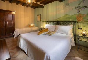 斯坎迪亚诺Agriturismo Il Brugnolo的一间卧室配有一张带白色床单的大床