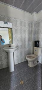 约帕尔Hotel Sol Llanero的一间带卫生间和水槽的浴室