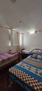 约帕尔Hotel Sol Llanero的一间设有两张床的客房,