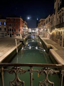 梅斯特Casa Silvano的城市的运河在晚上有灯光