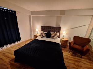都柏林五灯套房公寓的一间卧室配有一张床和一把椅子