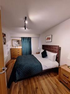 都柏林五灯套房公寓的一间带大床的卧室和一间浴室