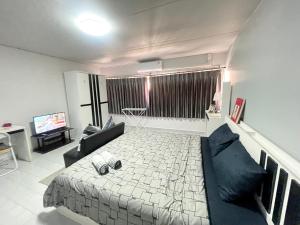 暖武里府Impact Arena C3 Milo的客房设有床、沙发和电视。