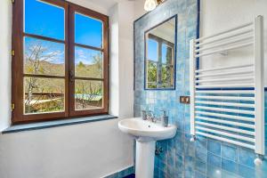 蒙特迪瓦利基耶萨美好的一年住宿加早餐旅馆的一间带水槽和窗户的浴室