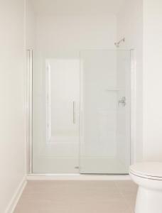 费城ROOST Kelly Drive的白色浴室设有玻璃淋浴间