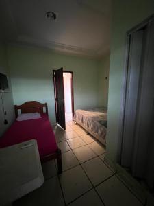 里约布兰科Hotel Shalon的一间卧室配有一张床,一扇门通往一个房间