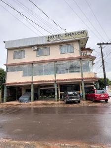 里约布兰科Hotel Shalon的门前设有停车场的酒店车站