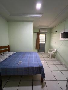 里约布兰科Hotel Shalon的一间卧室配有一张床和一台电视。