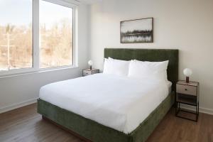 费城ROOST Kelly Drive的一间卧室设有一张大床和一个窗户。
