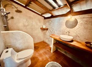 Ban NuaVilla Wonderworld Resort的一间带卫生间和水槽的浴室
