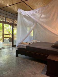 Ban NuaVilla Wonderworld Resort的一间卧室配有一张带蚊帐的床