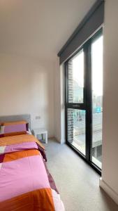伦敦Perfect flat next to Wembley Stadium的一间卧室设有一张床和一个大窗户