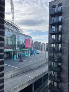 伦敦Perfect flat next to Wembley Stadium的享有带停车场的大楼的景色