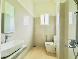 韦利格默Lavish Weligama的白色的浴室设有水槽和卫生间。